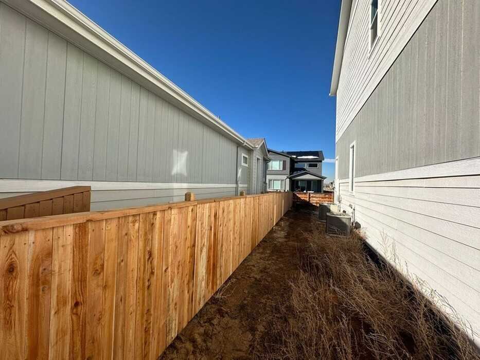 Side-yard privacy fence